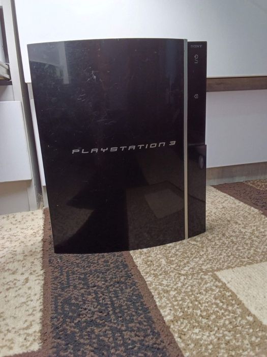 продам Sony PlayStation 3 (в корпусе «Fat») черного цвета.