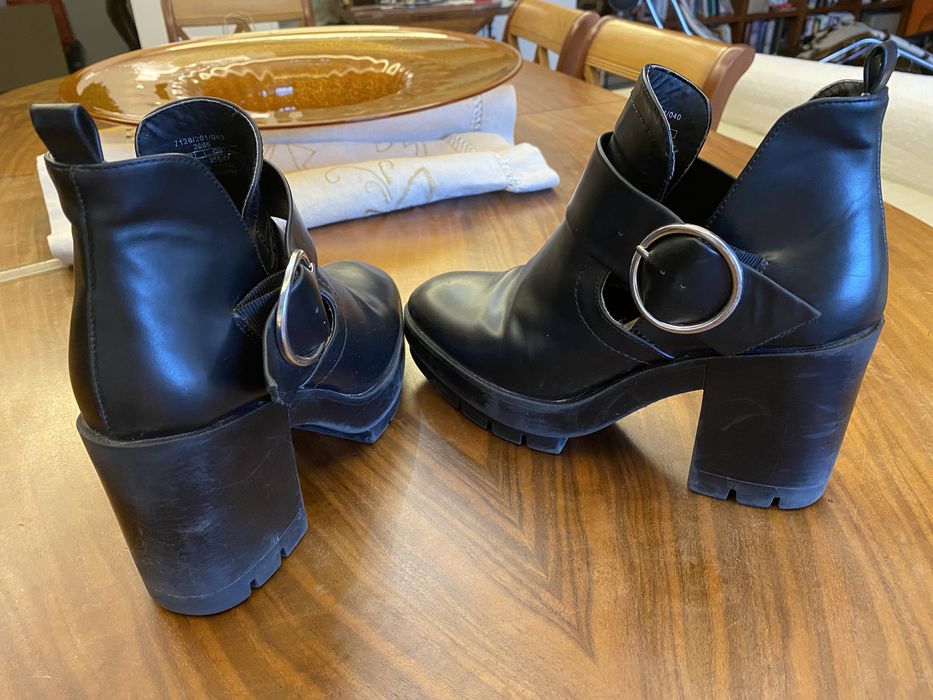 Botas senhora cano curto pretas com fivela n 39 Zara