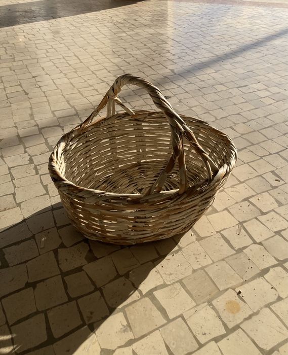 Cesta antiga em vime, com pegas