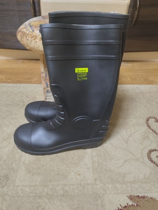 Чоботи ризові, нові в гарному стані.