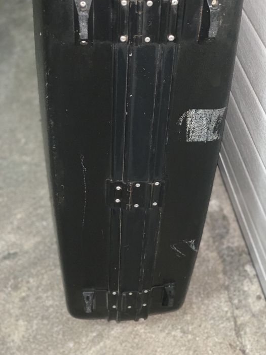 Mala resistente. Bastante antiga, nao tem chave,com 2 rodas e uma pega