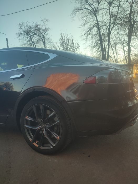 Tesla Model S 400к.с
