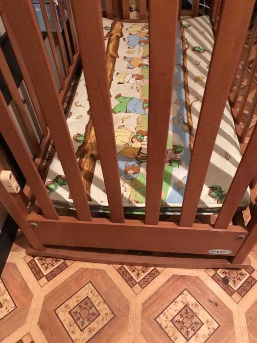 продам дитяче ліжечко та візочок в гарному стані