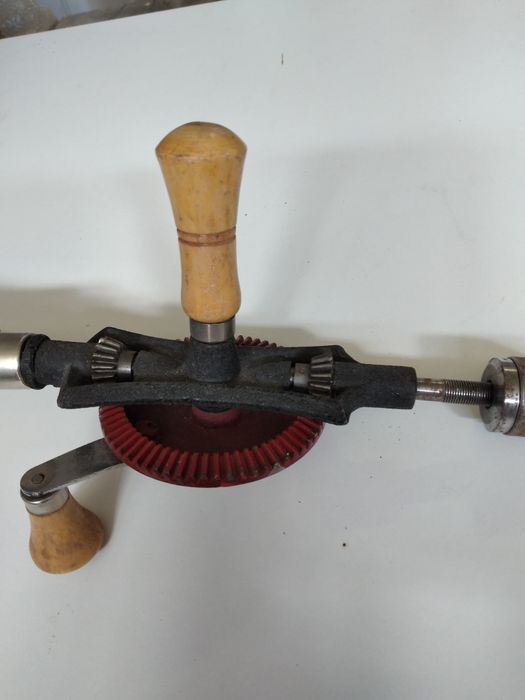 Furadeira manual