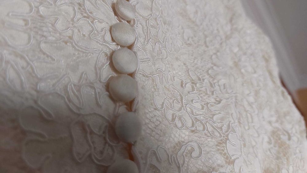 Vestido de noiva impecável, moderno com luvas e sapatos