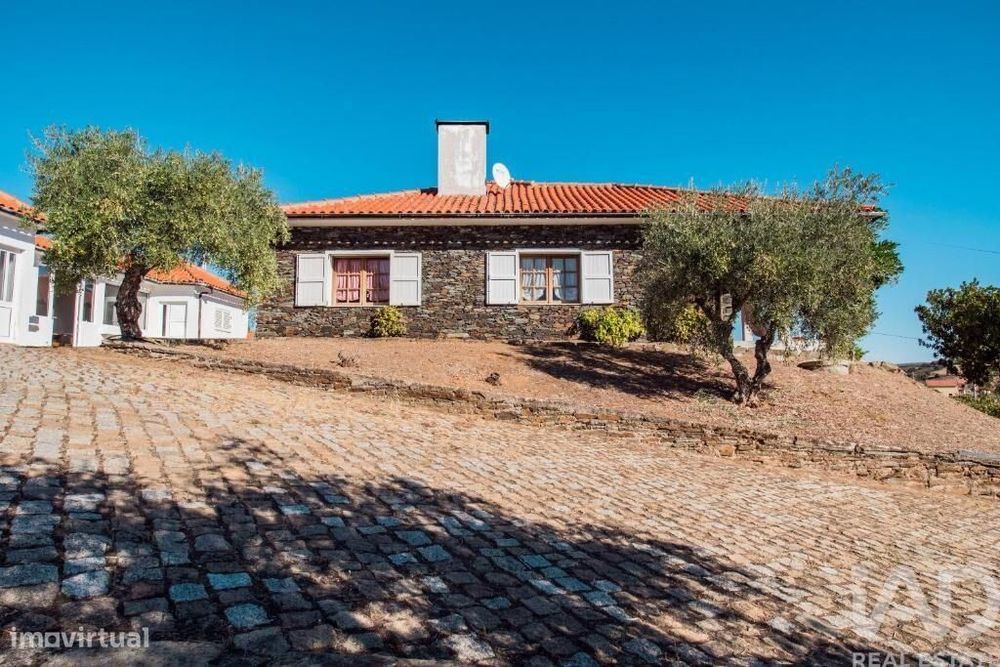Quinta T4 em Meirinhos de 150,00 m2