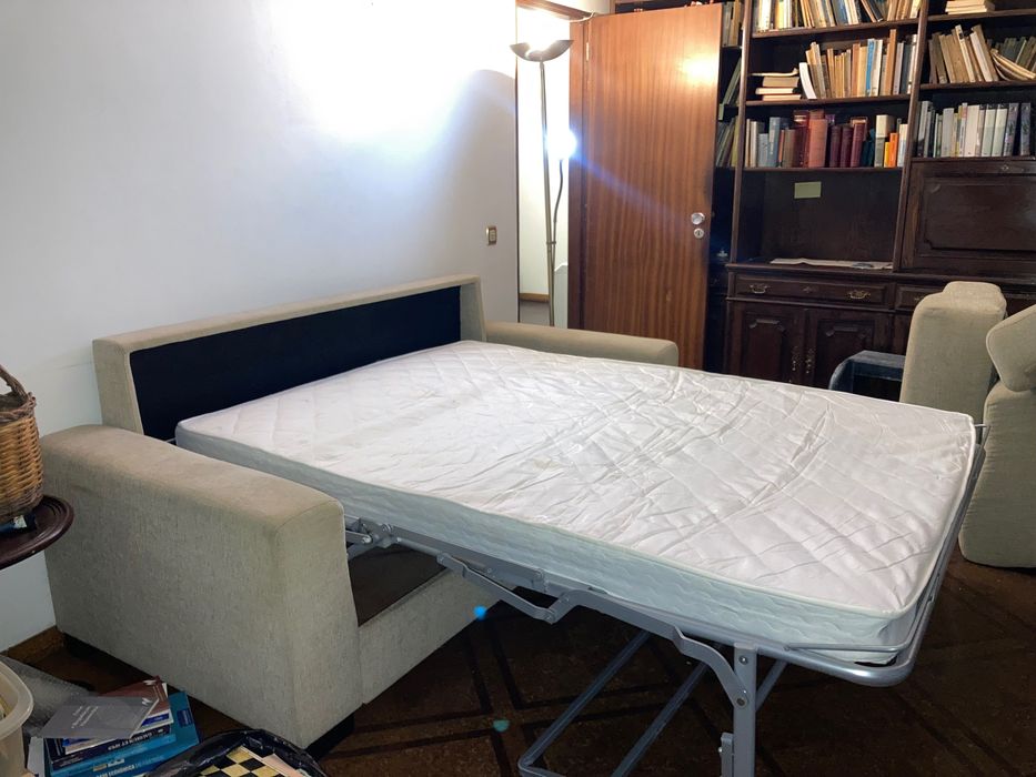 Sofá-cama bege com design moderno