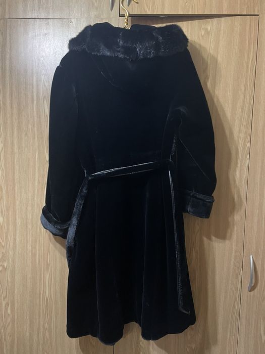 Продам шубу с Мутона с капюшоном чёрная доставка новой поштой або Укра