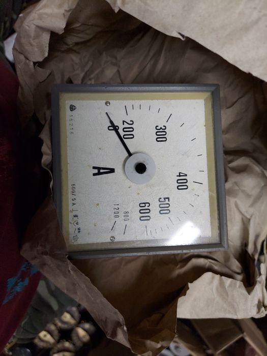 Вольтметры , амперметры , головки приборов ,  микроамперметры и т п .,