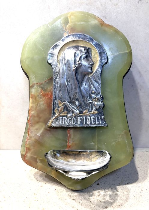 Fantástica antiga  Pia de Água Benta Arte Nova francesa “Virgo Fidelis” com banho em prata parcialmente dourada sobre alabastro verde