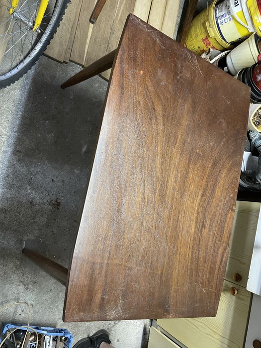 Stół kwadratowy na okrągłych nóżkach