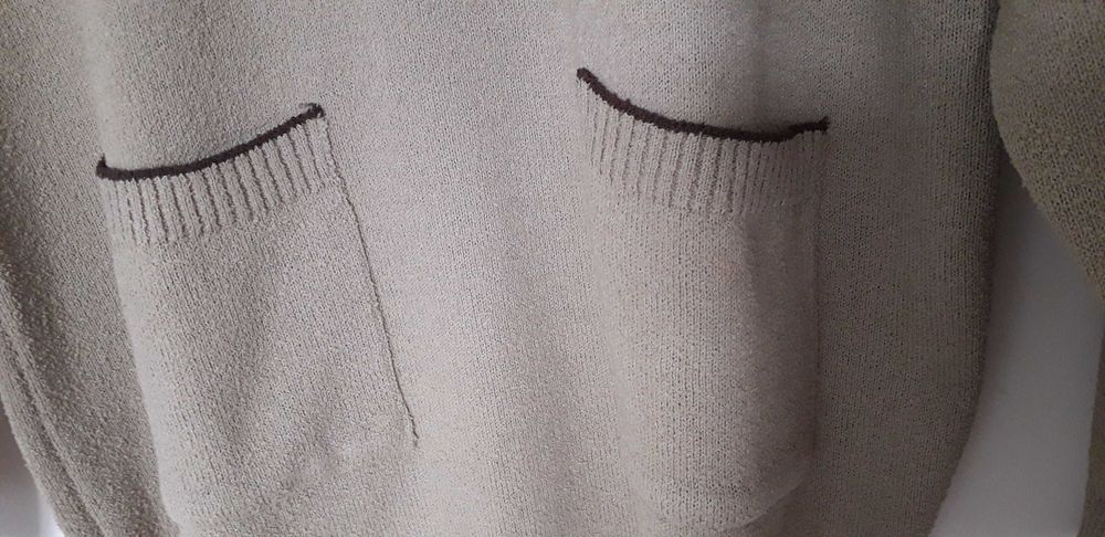 Camisola com bolsos frontais