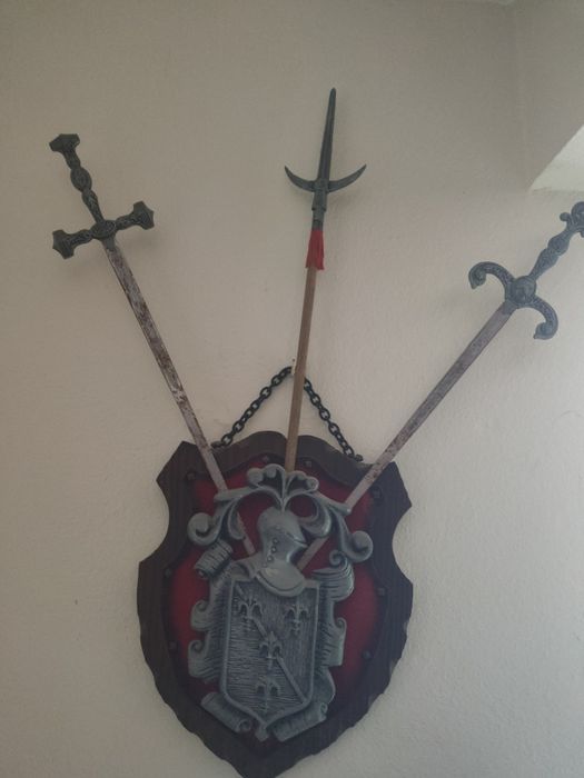 Brasão em Ferro com armas cruzadas