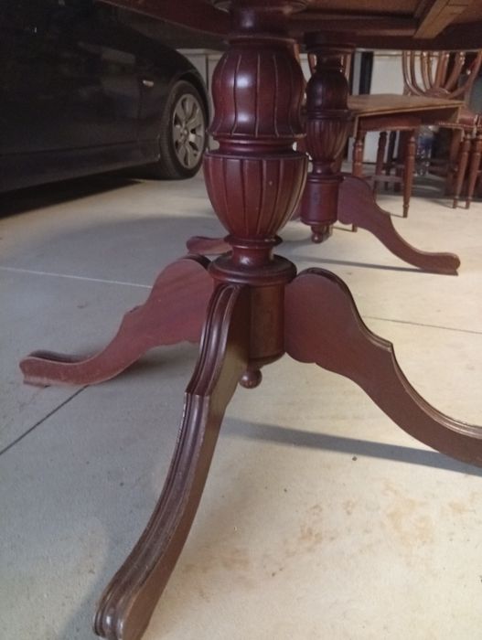 Vendo mesa e seis cadeiras