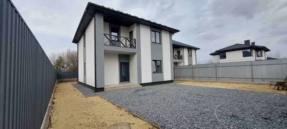 родається сучасний двоповерховий будинок у Гореничах