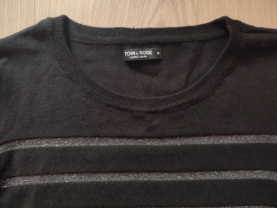 Sweter czarny w srebrne paski