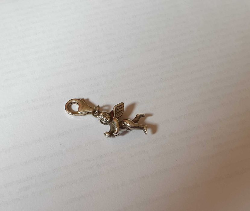 Srebrny charms Aniołek Amorek