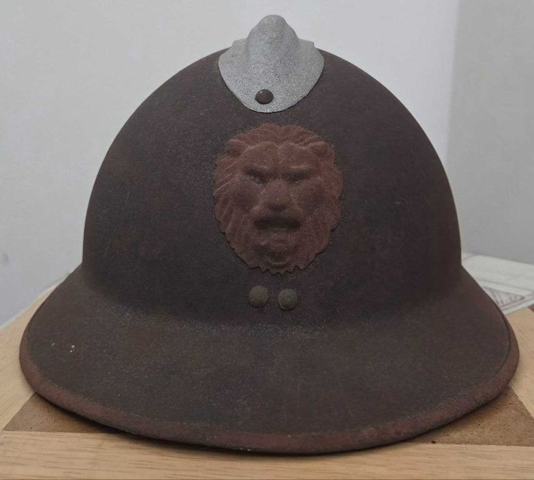 Capacete militar belga Adrian antigo com emblema de leão