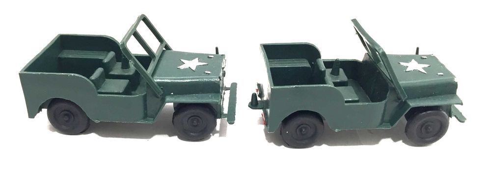 2 x Jeeps em plástico antigos