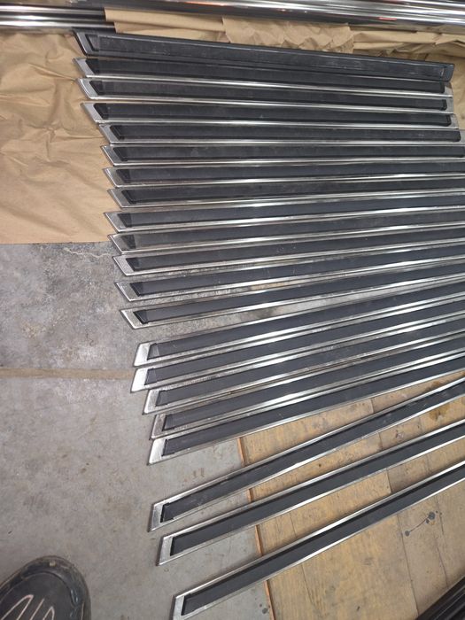 Listwy  drzwi fiat 125p chrom nowe