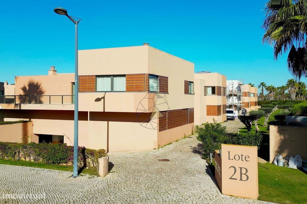 Moradia T4 Moderna em Condomínio Privado com Segurança 24h - Salgados