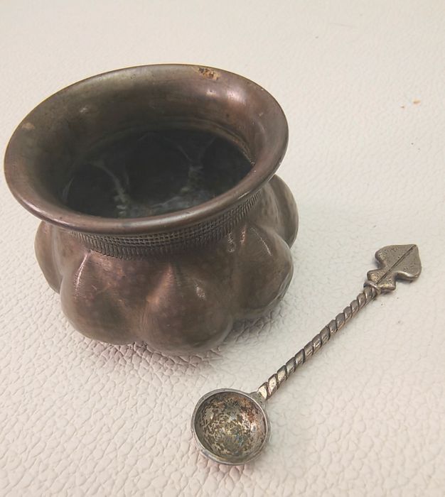 Stara mosiężna solniczka z łyżeczką