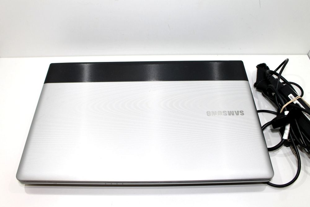 Laptop sprawny Samsung z ladowarka
