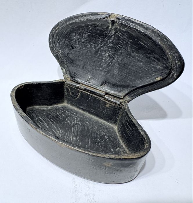 Pequena antiga caixa de rapé - snuff box - lacada em charão