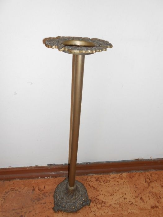 Cinzeiro de pé em cobre muito antigo com 59 cm de altura