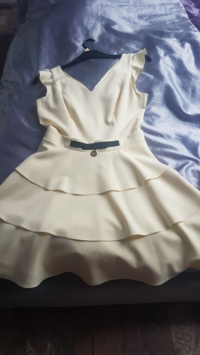 Sukienka w pięknym odcieniu koloru żółtego