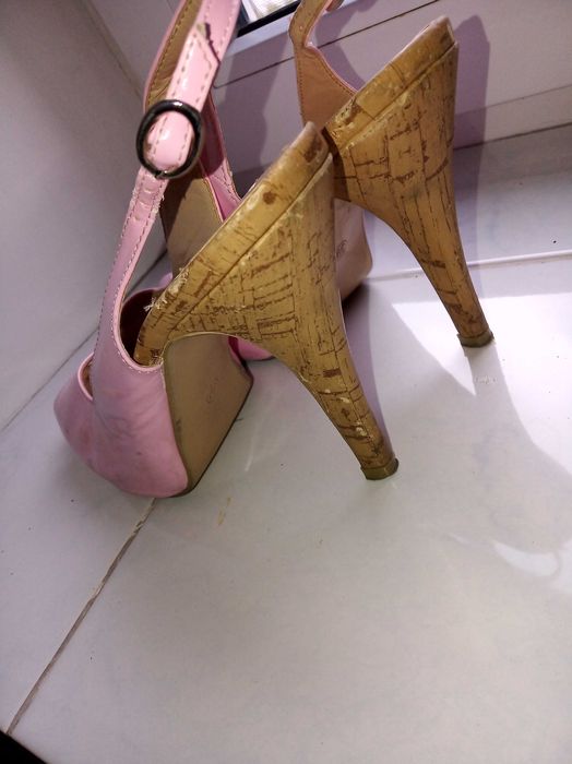 różowe czółenka na obcasie