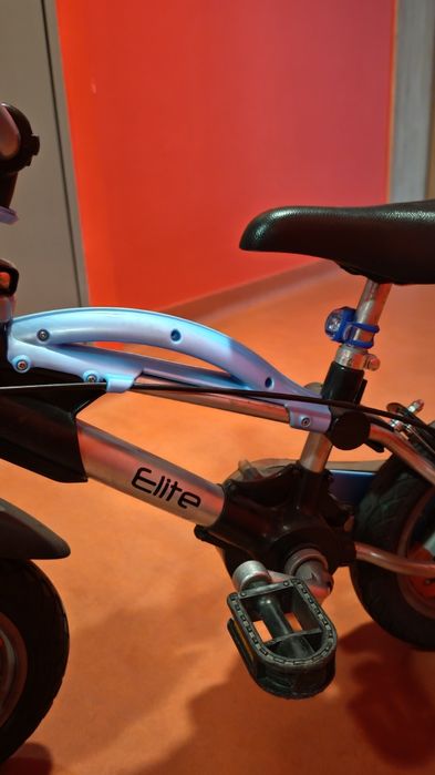 Rowerek z bocznymi kółkami.