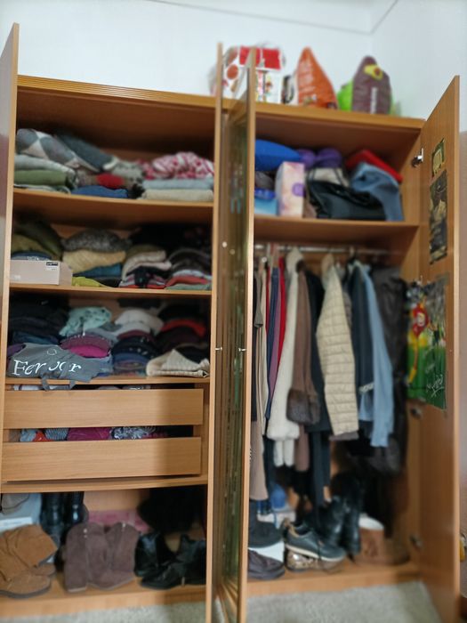 Vendo roupeiro altura 2 metros largura 1.70 fundo 52cm