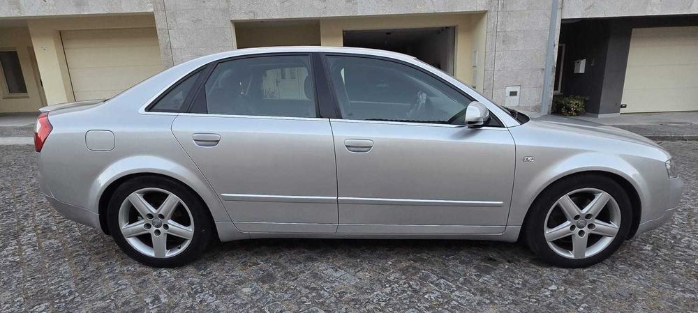 Audi A4 3.0 V6 Quattro – 220 CV | Caixa Automática | Excelente Estado
