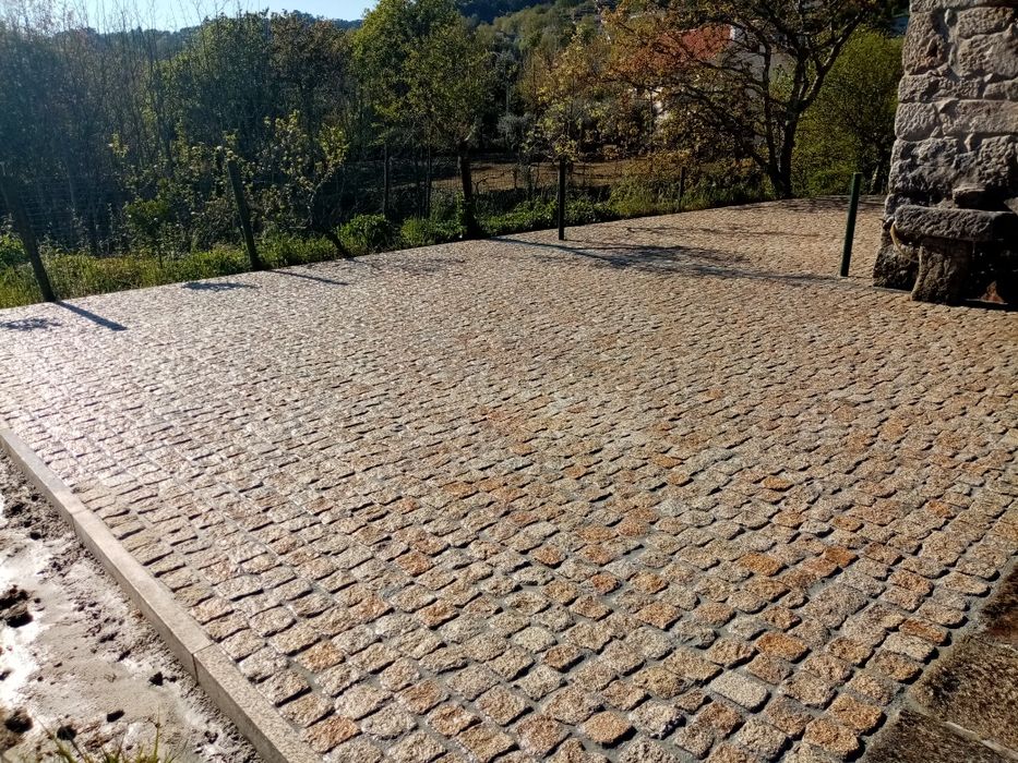 Faço serviço de calceteiro