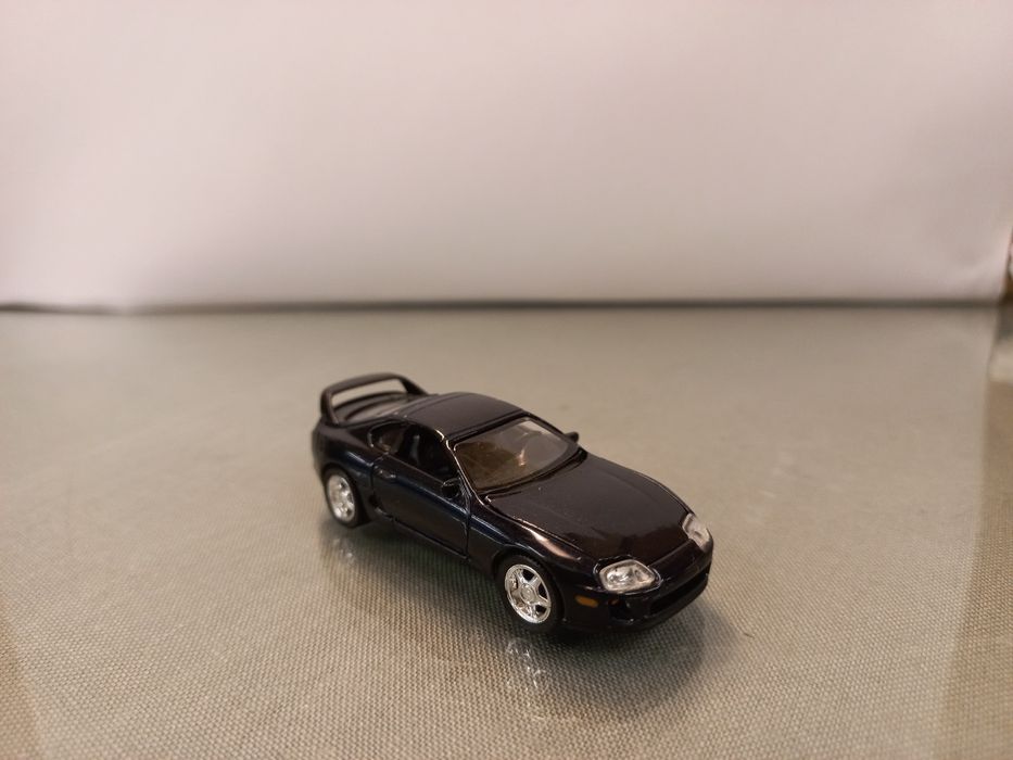 Toyota Supra 1/64 (capô abre!)