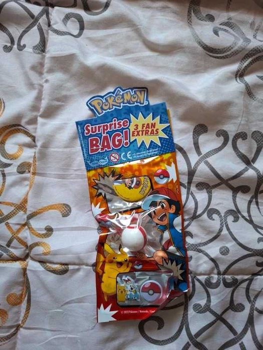 Pokémon Surprise Bag – Pin Ash + Bola Premier + 2 Autocolantes