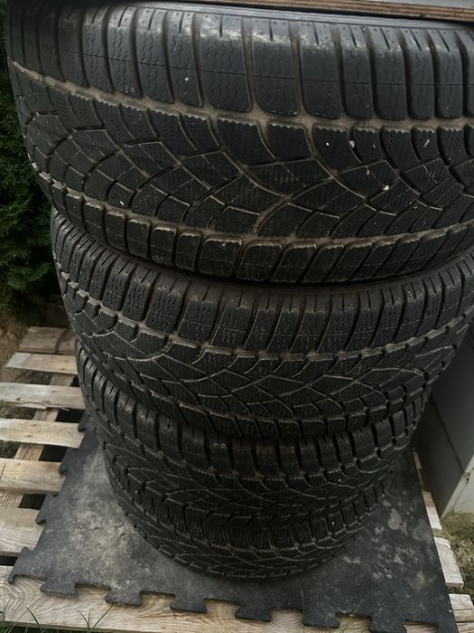 Opony  zima 235/45/19  niski przebieg . łądny bieżnik cena za wszystkie
