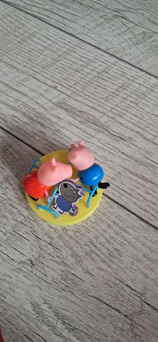 Figurki świnka Peppa i George na karuzeli