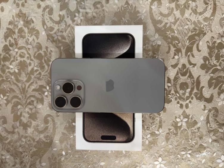 Vendo telemóvel iPhone 15 pro cinza com caixa 256GB