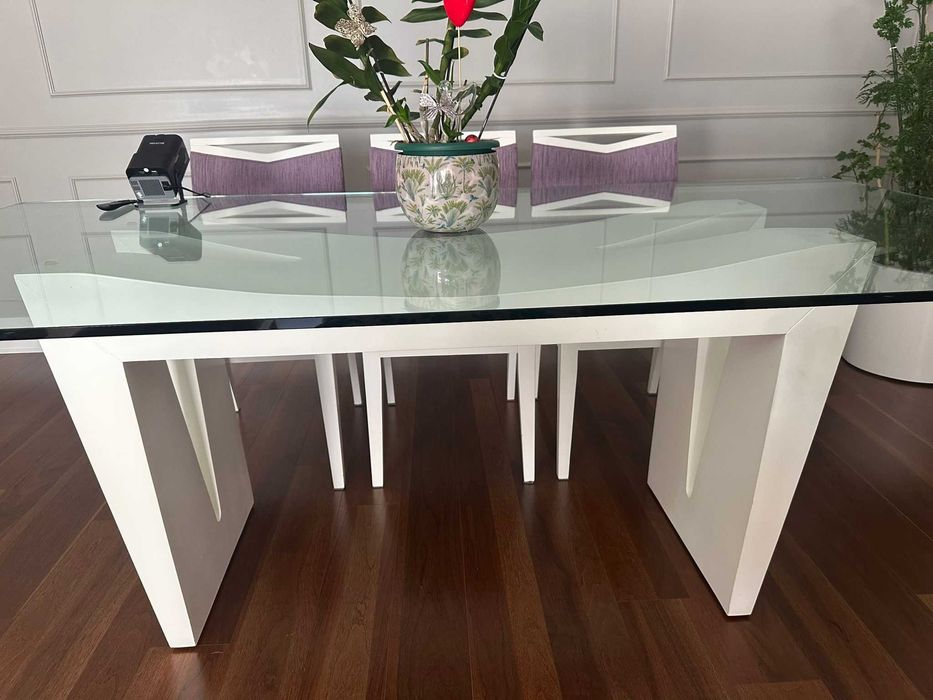 Vendo conjunto de jantar composto por 8 x cadeiras e uma base central.