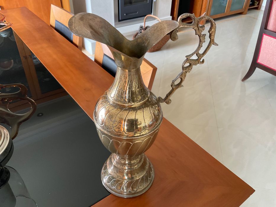 Tacho, ânfora, almofariz, mesa latão