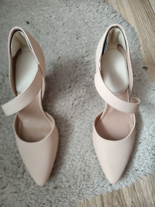 Buty na koreczku 39 beżowe
