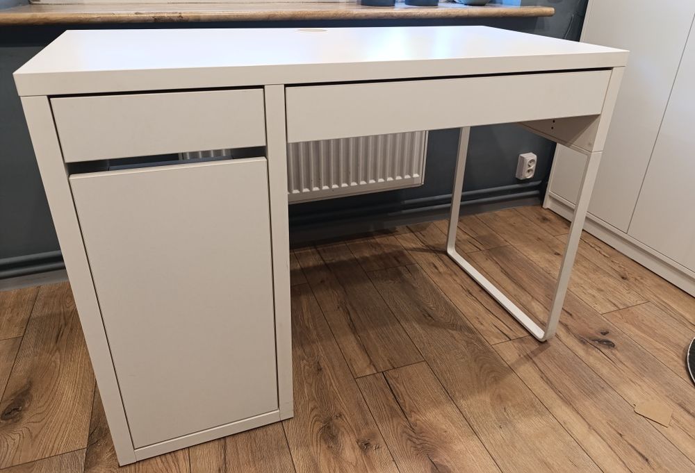 Białe biurko Micke Ikea