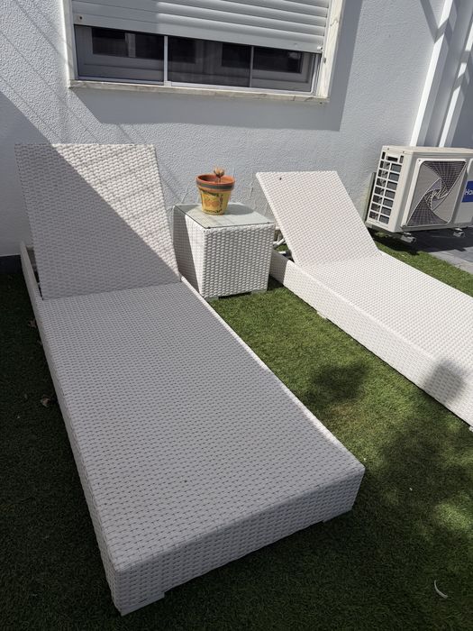 Conjunto de espreguicadeiras com mesa