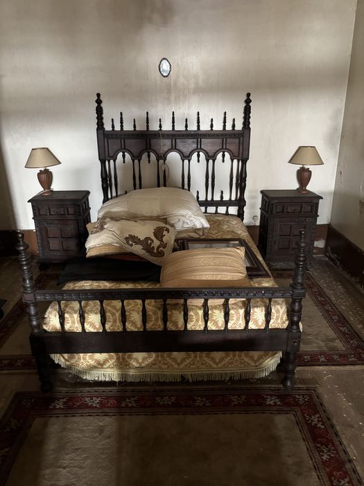 Quarto Completo em Madeira Maciça Escura (Estilo Tradicional)