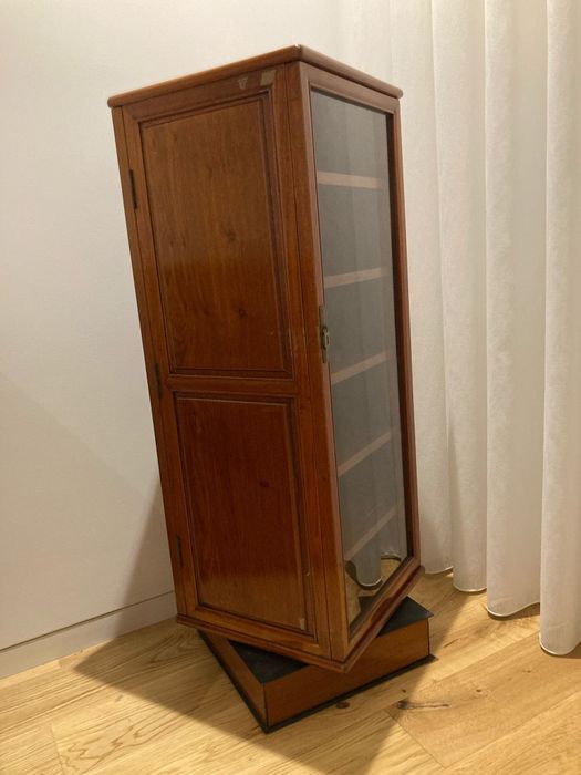 Móvel rotativo para 360 CD
Altura 110 cm
Largura 38 cm