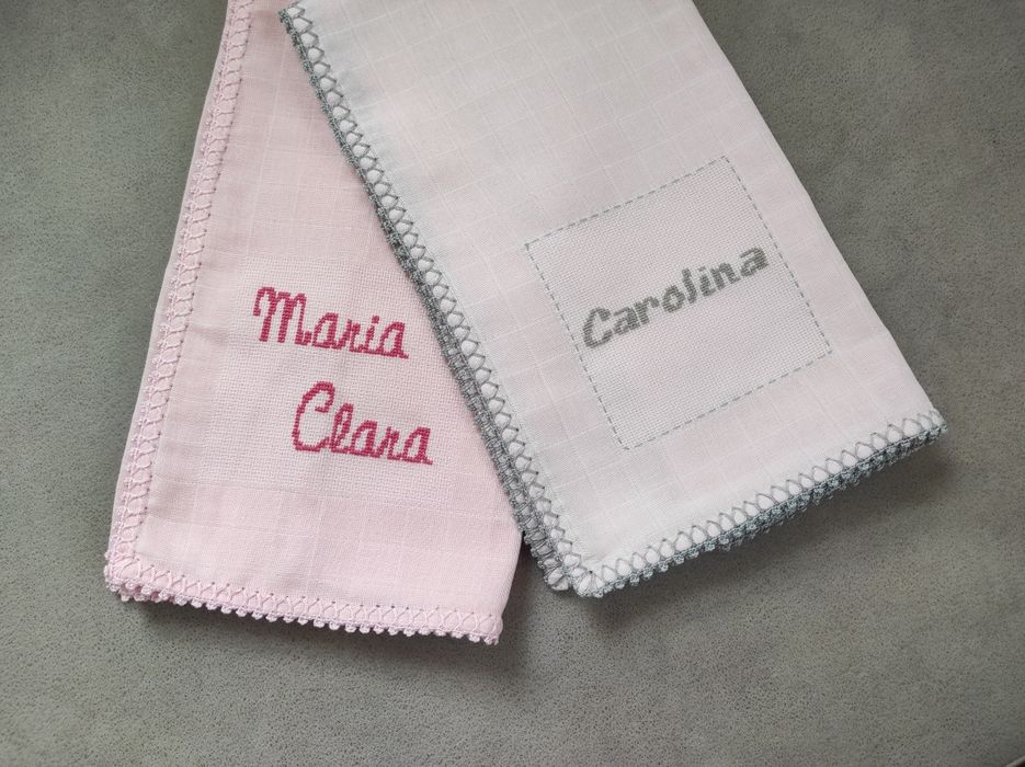 Fraldas para bebés bordadas a mão