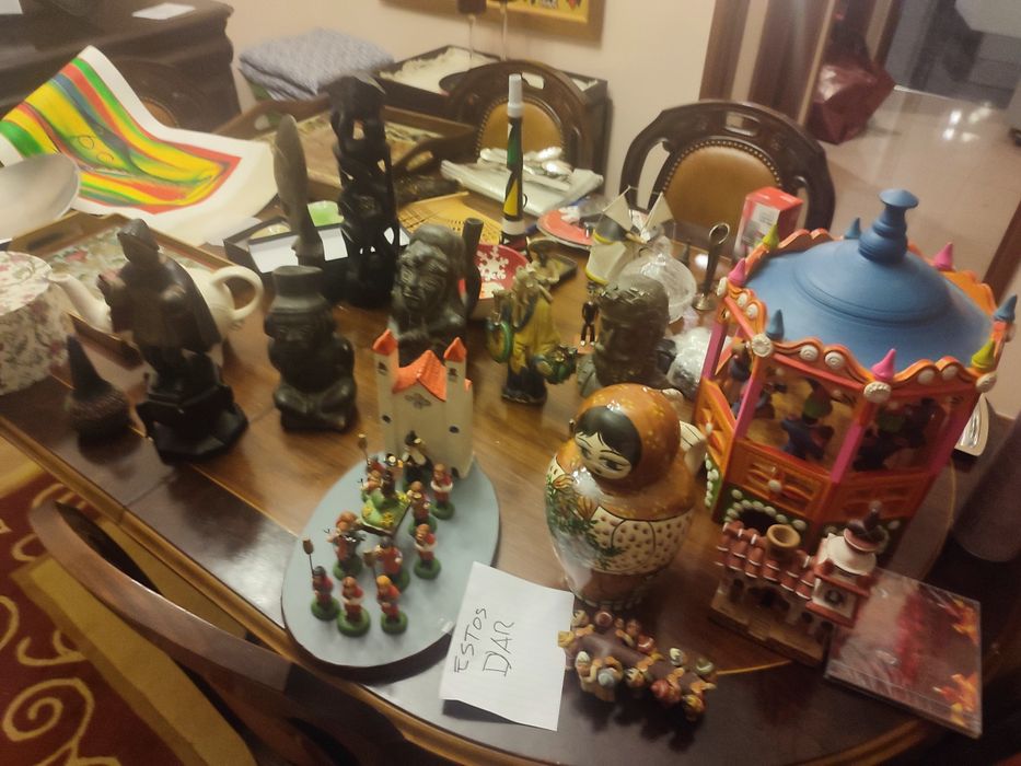 Tenho para venda livros dvs casetes livros  bom preço