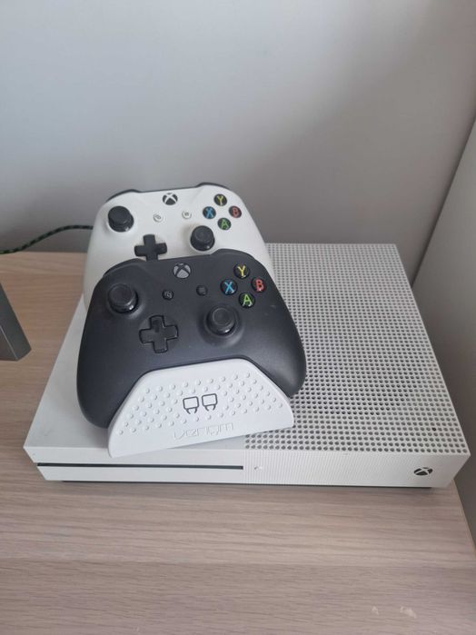 Xbox One S + stacja ładująca + 2 pady